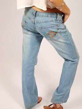 Y2K Flower Embroidered Jeans (28) blue denim vintage womens falre low waisted